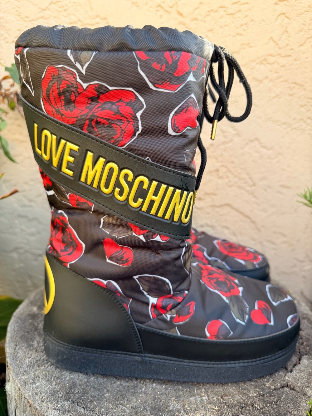 Love Moschino Women’s Black/Red Rose Print Lace-Up Snowshoe Boots Size 38